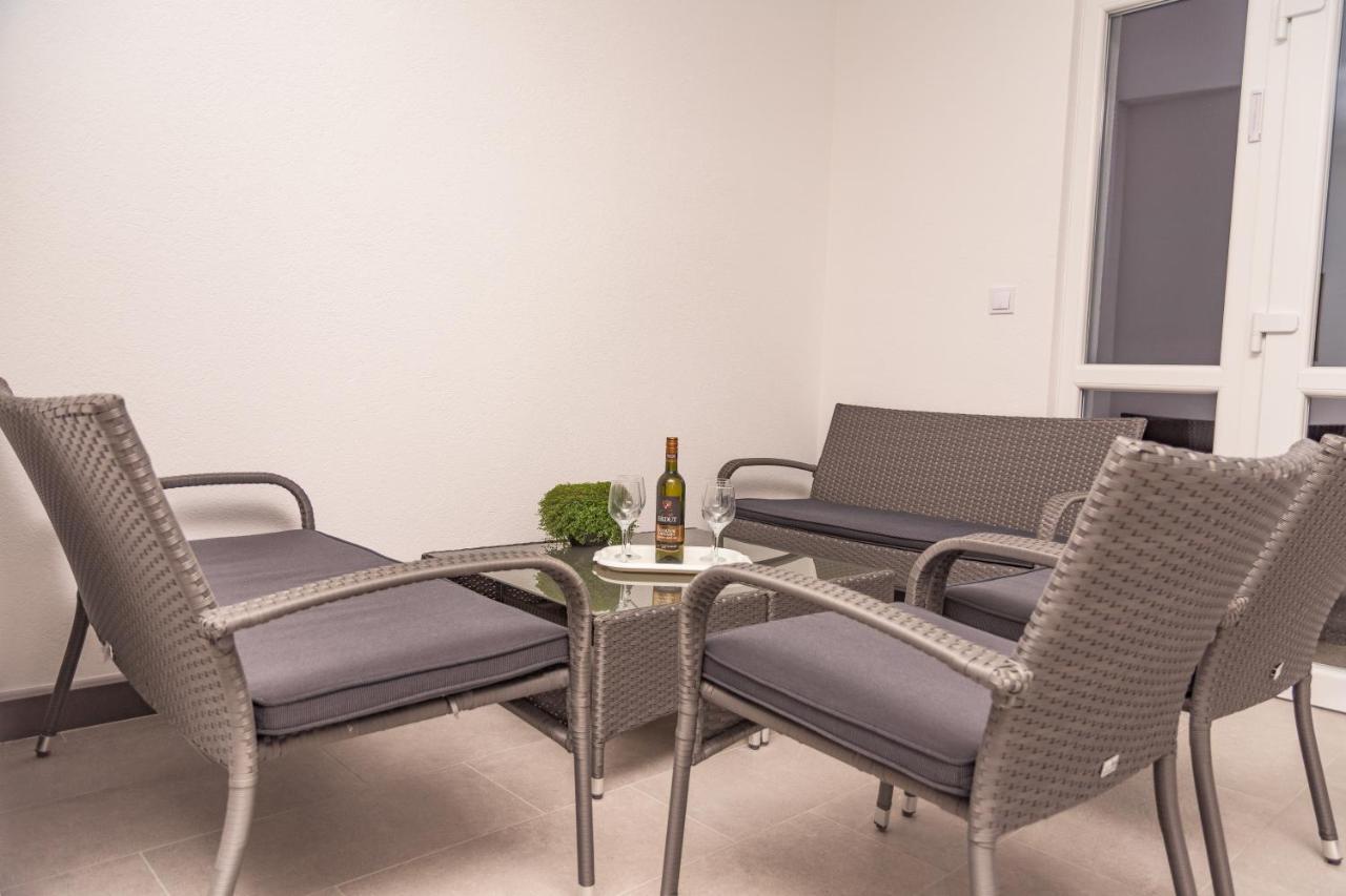 Apartmani Marijamagdalena Gračac Dış mekan fotoğraf